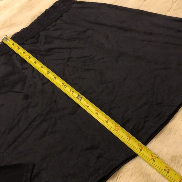 Vassarette slip. Black. Never worn. 16-22 waist. 18” long. Hips 21”…stretchy - Picture 4 of 9